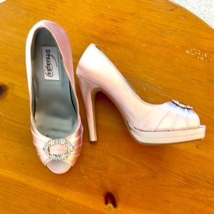 Gianna satin shoe.  Wore once for wedding.   Still Married😁